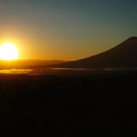 ホテル6階からの朝日と羊蹄山。倶知安の町は朝もやの底に。