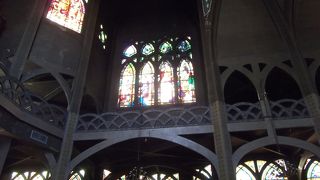 煉瓦のネオゴシック教会は鉄の時代の代表建築