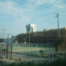 大学の関連施設が幾つか並んでいる光景を車窓からも確認できます