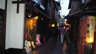 夜になるとにぎわう通り