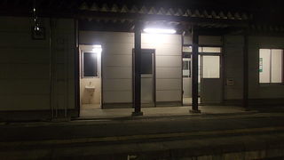 待合所がホームの両側に設置されている駅です