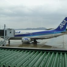 搭乗待合室から　ANA福岡行　Ｂ737-500
