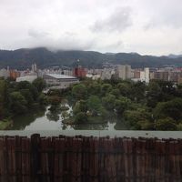 なだ万雅殿。奥に藻岩山、隣接する中島公園を望む。