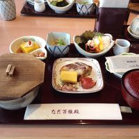 なだ万雅殿。秋の朝に用意された和定食
