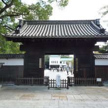 入り口にある立派な門