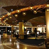 照明がきれいなエントランス。