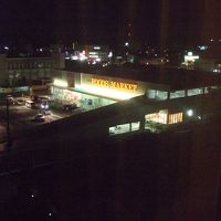 目の前にスーパーがある。