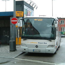 写真はミュンヘン中央駅のエアポートバス乗り場です。