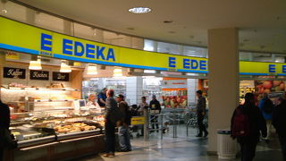 空港内にスーパーがあります。