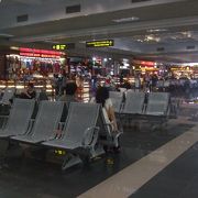 小さい空港。マッサージ屋が２つある。