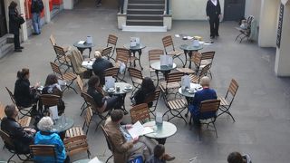 観光客多め、お勧めは個人で出しているブース