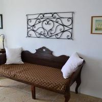 広くはないけど、アンティーク調の家具がステキなリビング。