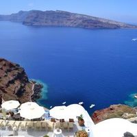 バルコニーからは、真っ青なエーゲ海が一望。