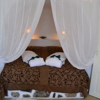 洞窟の中で眠るような気分に浸れるベッド。