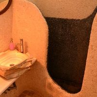 石造りのシャワールーム。お湯を張れるけど、ちょっと狭い。