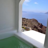 バルコニーの横にある、小さなバスタブ。天然ミネラルの緑色。