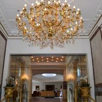 エントランスの豪華なシャンデリア。