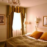 ちょっと古臭いような、王室チックな内装の客室。