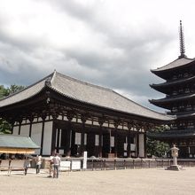 「東金堂」　と　「五重塔」