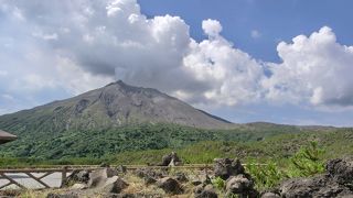 現在活動中の火口が真近に！