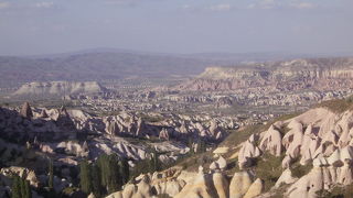 白い岩がつらなっています。