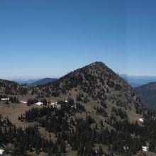 山の北の方。近くの頂はLOOK OUTと呼ばれるところ（合成