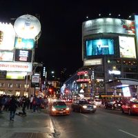 ホテル近く。かなりの人ごみです。