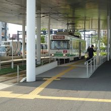 熊本駅前電停に停車する市電