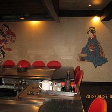 店内は日本の古民具や浮世絵などが飾られて面白い。