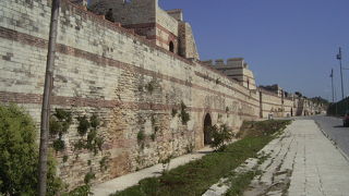 延々と城壁が建てられました。