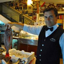 魚を写真に撮らせてくれた。気安くて、よい店