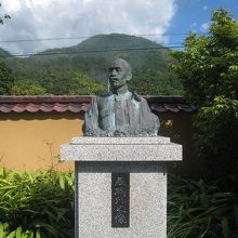 記念館前にある森鴎外の像