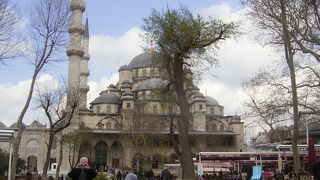 ガラタ橋のたもとにあります。