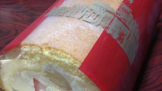 しっとりケーキにフルーツいっぱいのロールケーキ