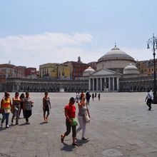 観光客が行き交う広場。中央が聖堂