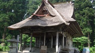 藁葺きの建物でこれほど巨大だと、失礼ですが、ちょっと気味悪いくらい