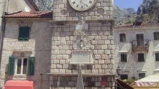 正門を入るとすぐ目の前です。