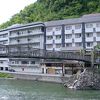 ホテル専用の吊り橋を渡ってゆく、川沿いに面した温泉旅館