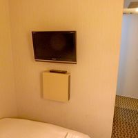 狭いのでテレビも壁掛け
