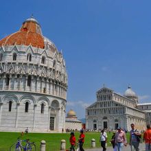 丸屋根の洗礼堂。奥にドゥオモ、斜塔がある。