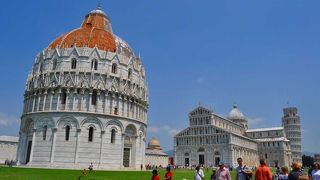 城門をくぐって広場に入り、左手の最初の建物