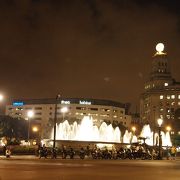 カタルーニャ広場にある複合店です