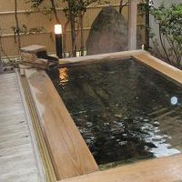 館内の露天風呂 4人も入れば満員になりそうなくらい小さいです