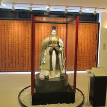 孔明人形、後ろには前出師の表がある。