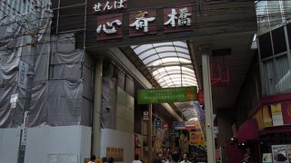周辺には衣類の安売店が多い