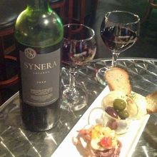 赤ワインとオードブル