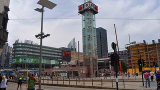 滞在中、改修工事が進んでいたが、地下鉄、トラム、路線バスも通り、便利