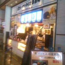 フードコート入って右側の壁面にカウンターがあります