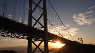 朝陽に照らされた関門橋