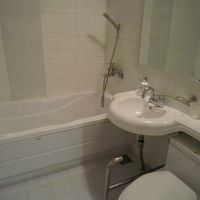 シャワーカーテンをつけるところもなく。。。